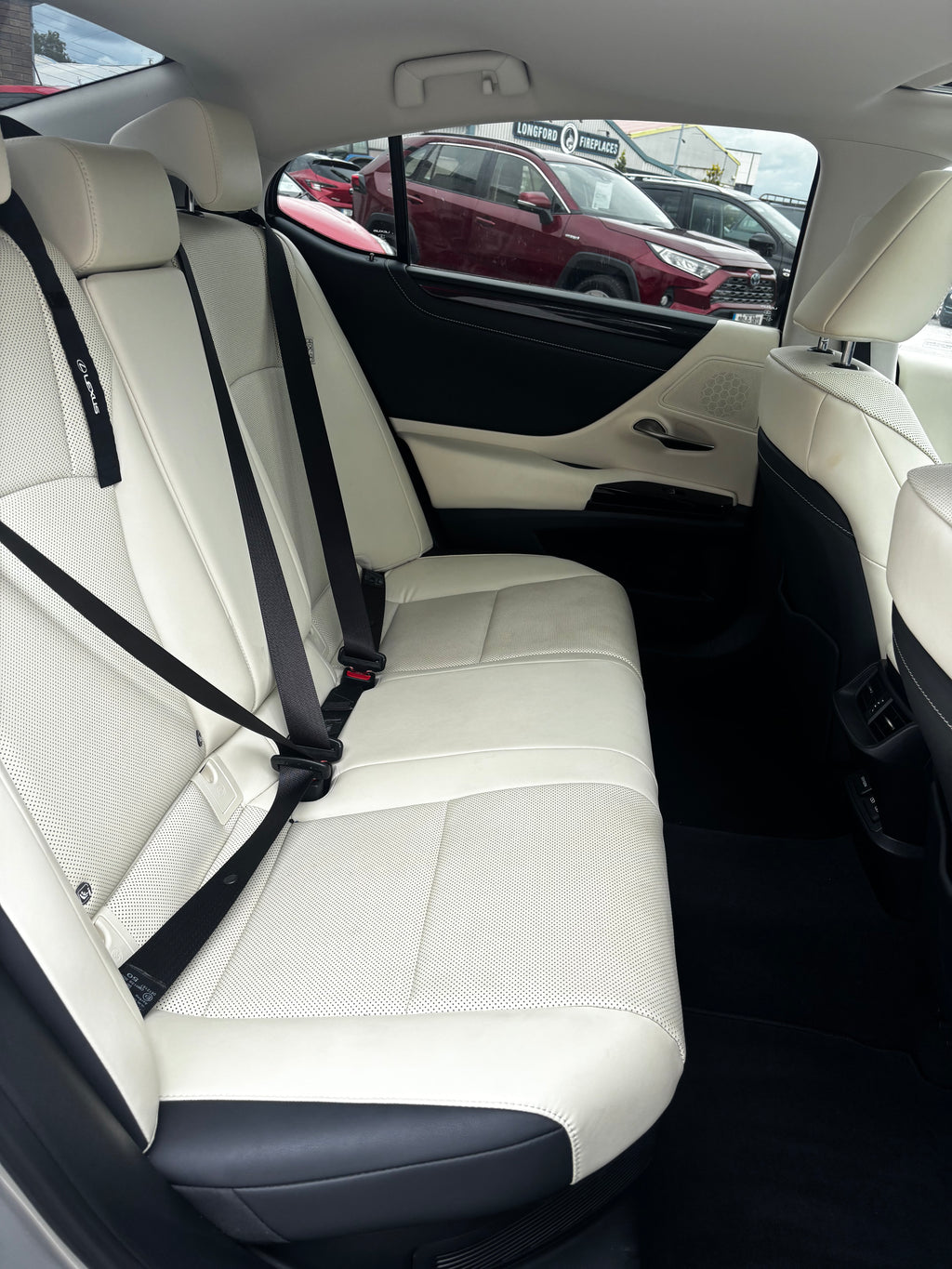 222 Lexus ES 300H Executive