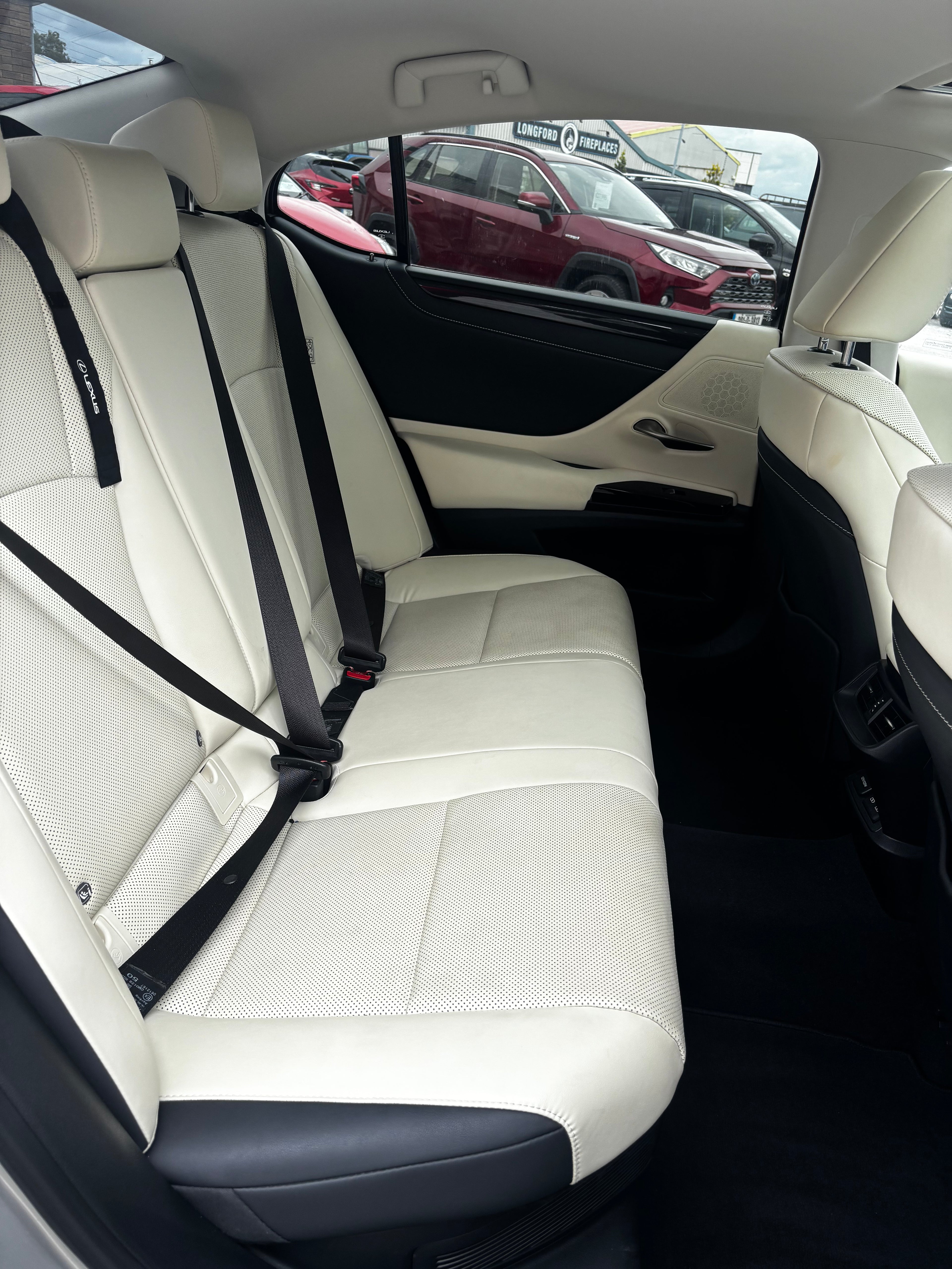 222 Lexus ES 300H Executive
