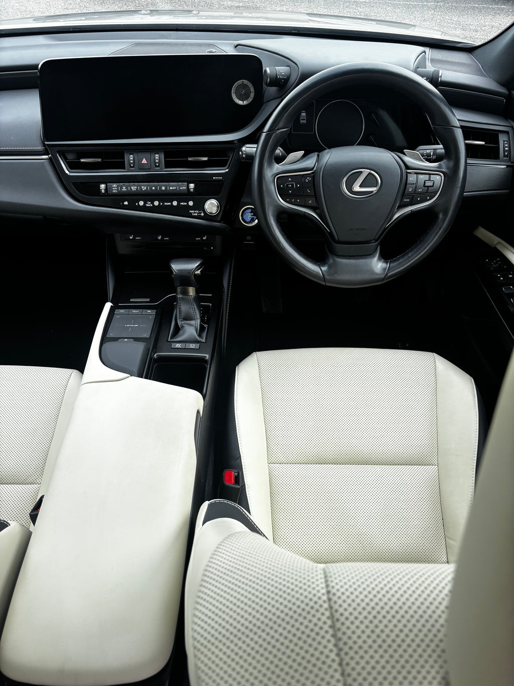 222 Lexus ES 300H Executive