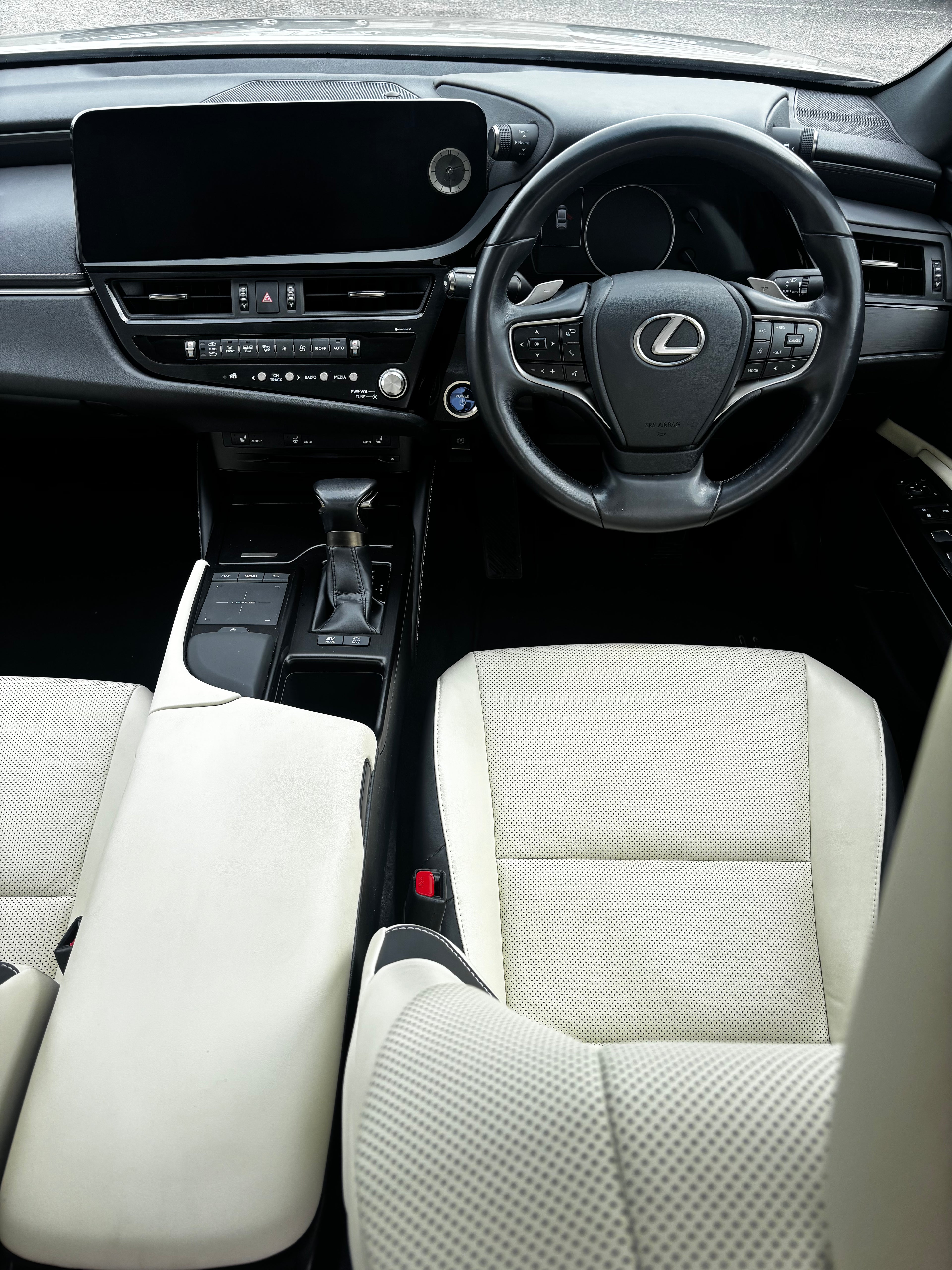 222 Lexus ES 300H Executive