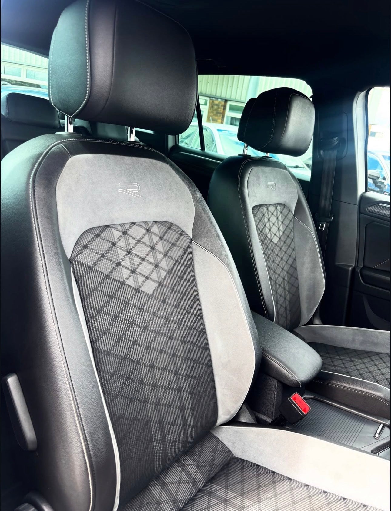 221 Volkswagen Tiguan R Line